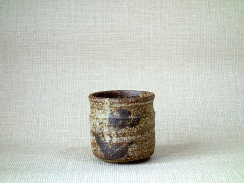 Shihoyu only flower pattern 2 - แก้วมัค/แก้วกาแฟ - ดินเผา สีกากี