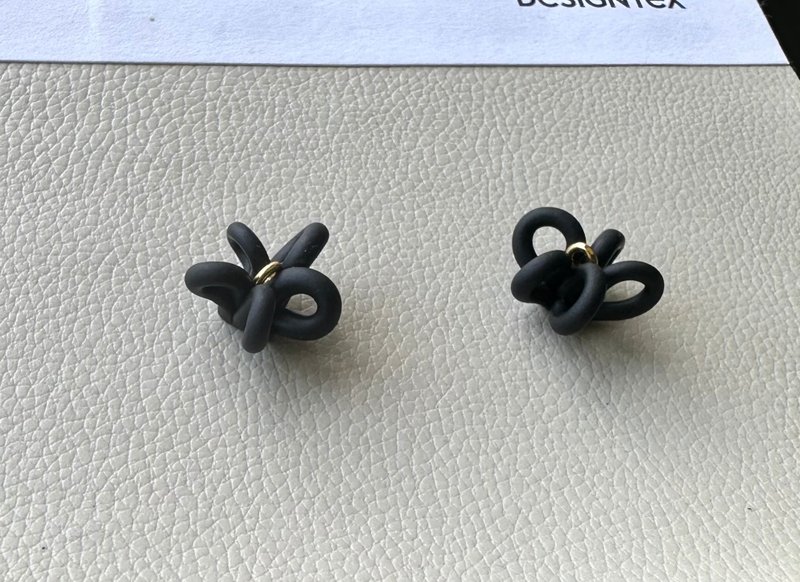 軟陶飾品-黑色線形花瓣+金屬線圈複合媒材耳環-316不鏽鋼耳針 - 耳環/耳夾/耳骨夾 - 其他材質 黑色