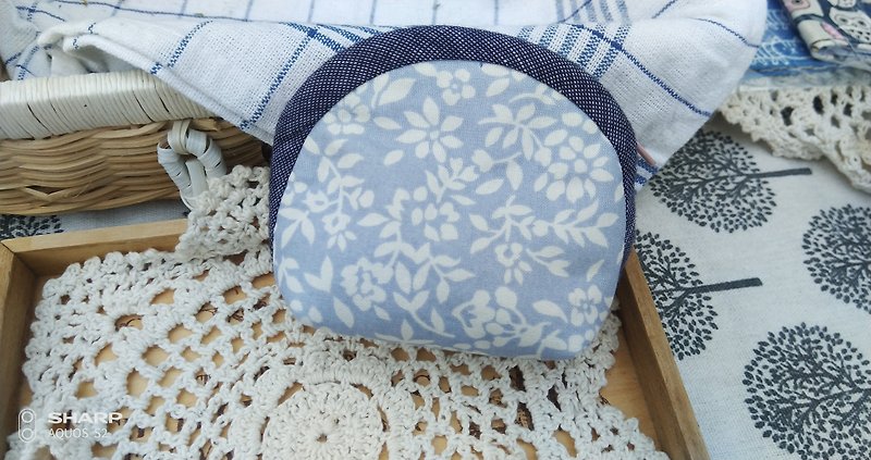 Light blue flower sketch pattern hand-stitched zipper coin purse storage bag - Coin Purses - Cotton & Hemp Blue