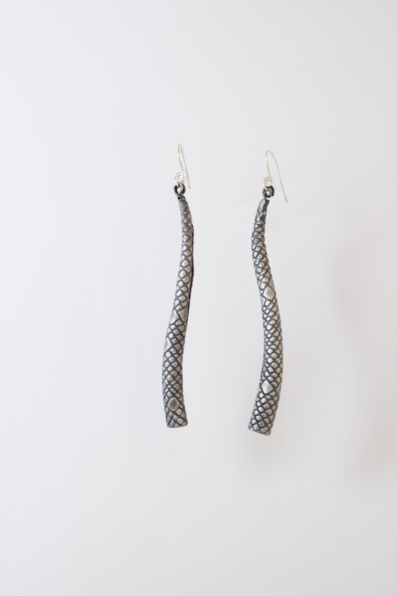 Antique Silver snake leather earrings - ต่างหู - โลหะ สีเงิน