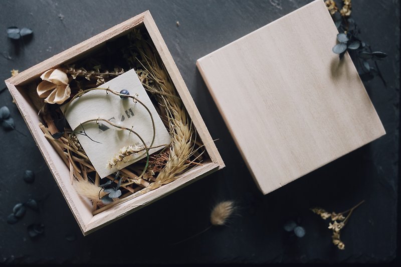 Wooden box with dried flowers - วัสดุห่อของขวัญ - ไม้ 