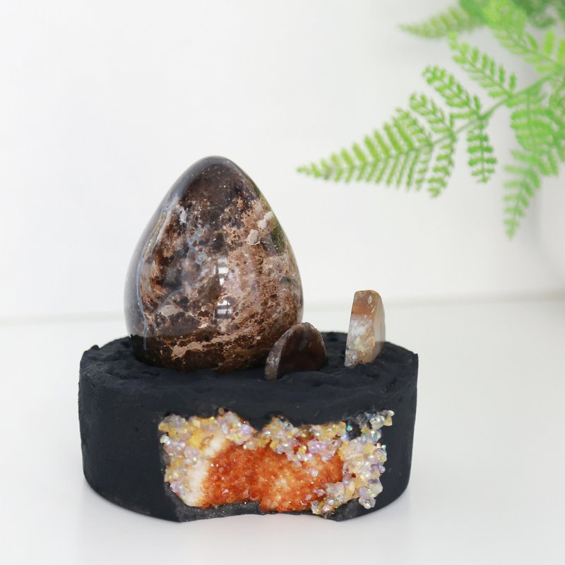 Crazy Agate Egg with Jesmonite holder - ของวางตกแต่ง - คริสตัล สีนำ้ตาล