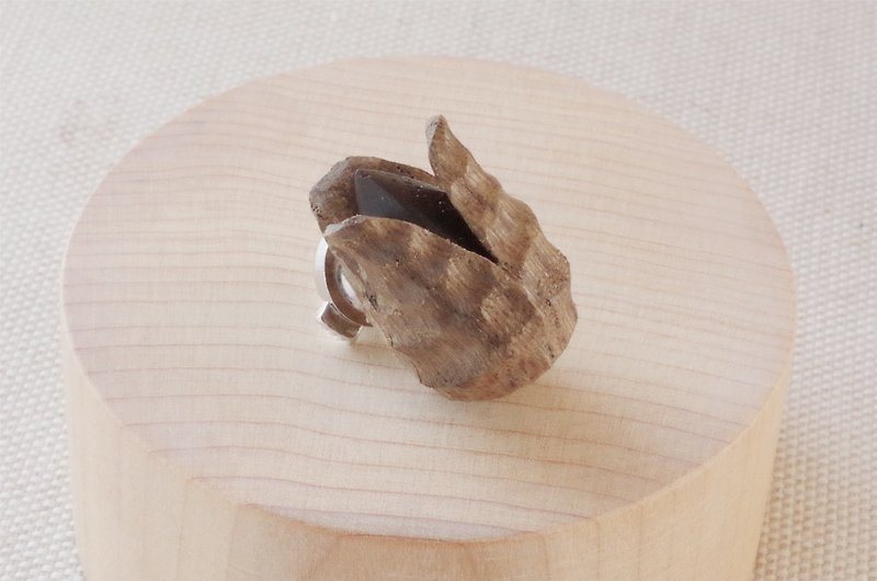 日本のどんぐりシリーズ　スダジイの木彫タックピン 受注制作 - ピンバッジ・ピンズ - 木製 グレー