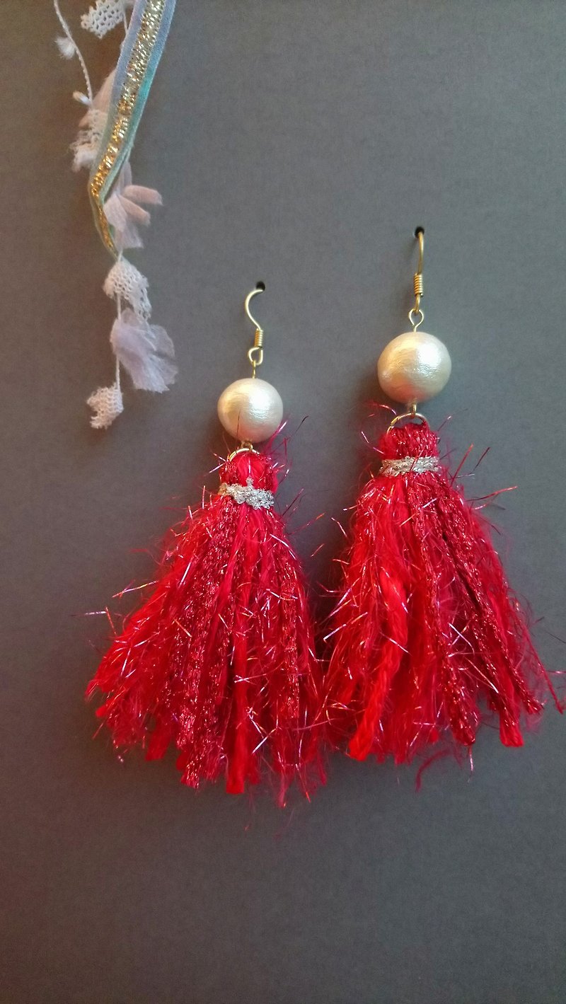 Nihon Sha line and cotton pearl earrings - 耳環/耳夾 - 棉．麻 紅色