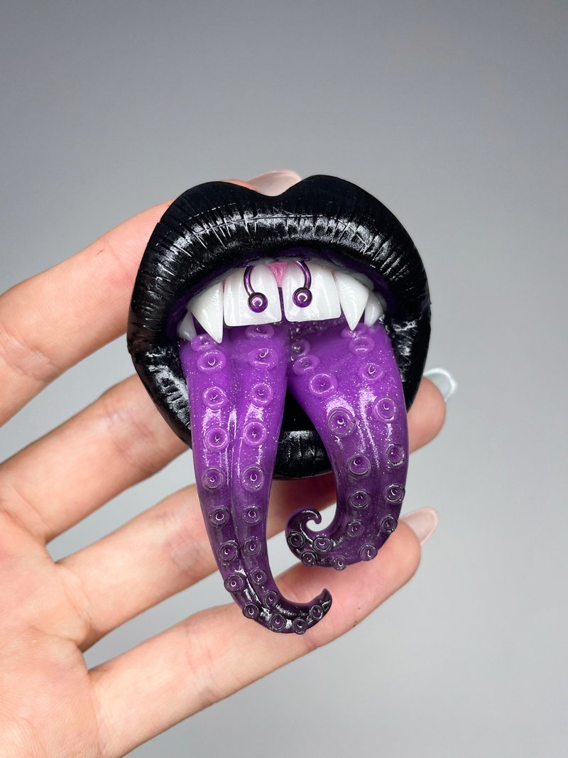 Phone grip. Black lips with purple tentacles. - 其他 - 黏土 