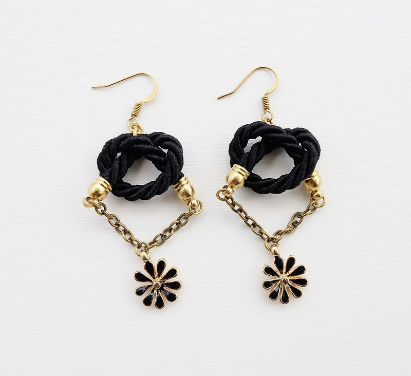 Black knotted rope with black flower and brass chain earrings - 耳環/耳夾 - 其他材質 黑色