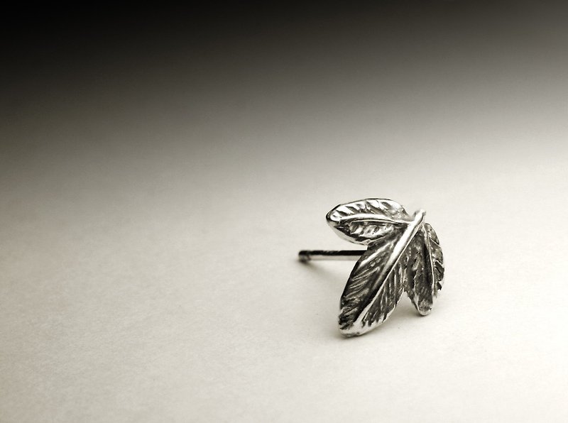 Small maple leaf shape sterling silver earrings (single/pair) - ต่างหู - โลหะ สีเงิน