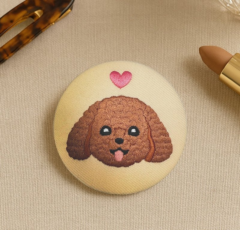 毛絨絨的愛 | 貴賓狗刺繡包扣鏡 - 其他 - 繡線 多色