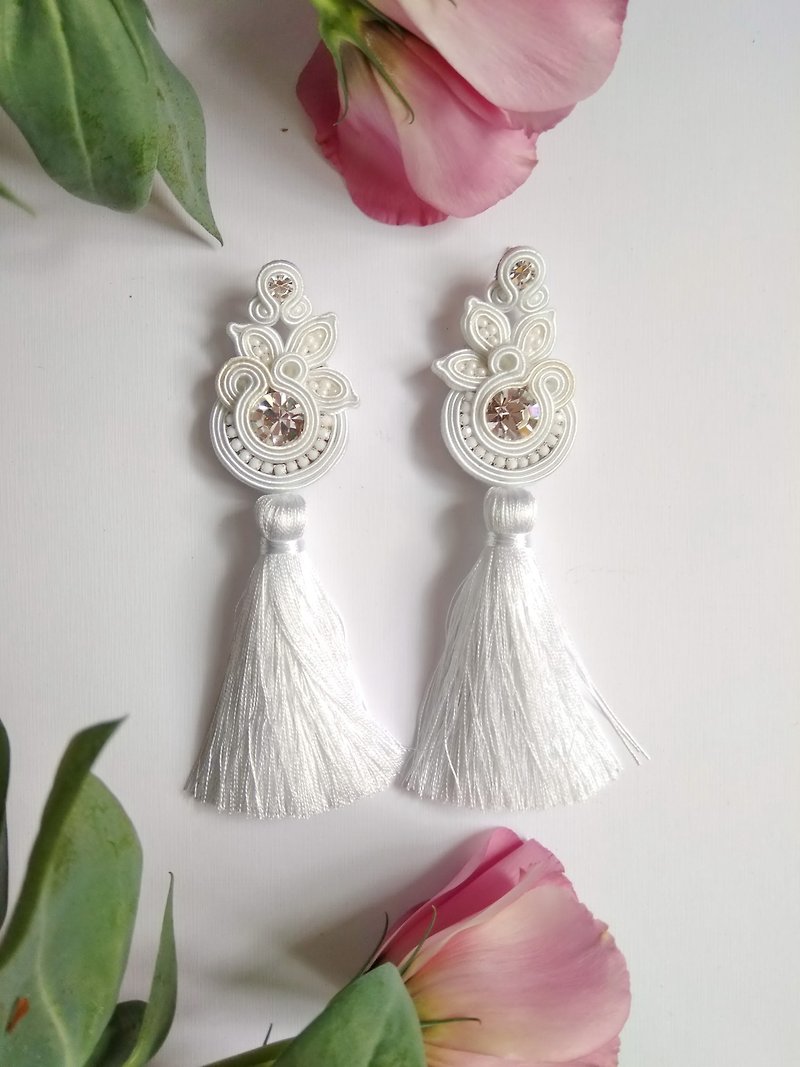 Earrings Floral tassel earrings in white colorChristmas Gift Wrapping - Earrings & Clip-ons - Other Materials White