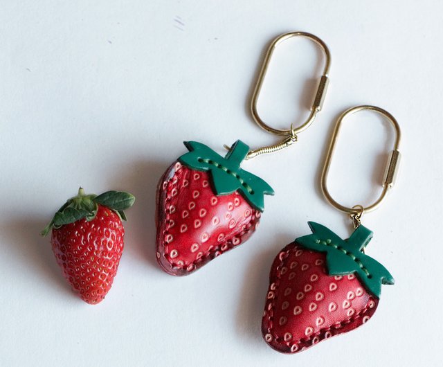 苺 イチゴキーホルダー 本革バッグチャーム ネコチャーム 革 バッグ