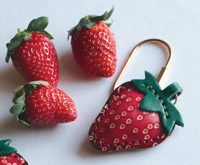 苺 イチゴキーホルダー 本革バッグチャーム ネコチャーム 革 バッグ