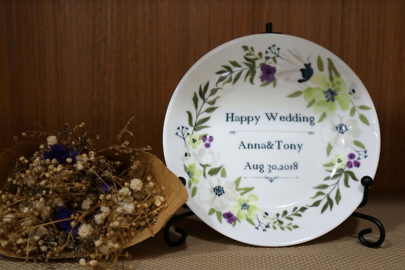 Customized gift-elegant wreath, 5-inch bone china small plate with plate holder, wedding souvenir - ของวางตกแต่ง - เครื่องลายคราม ขาว