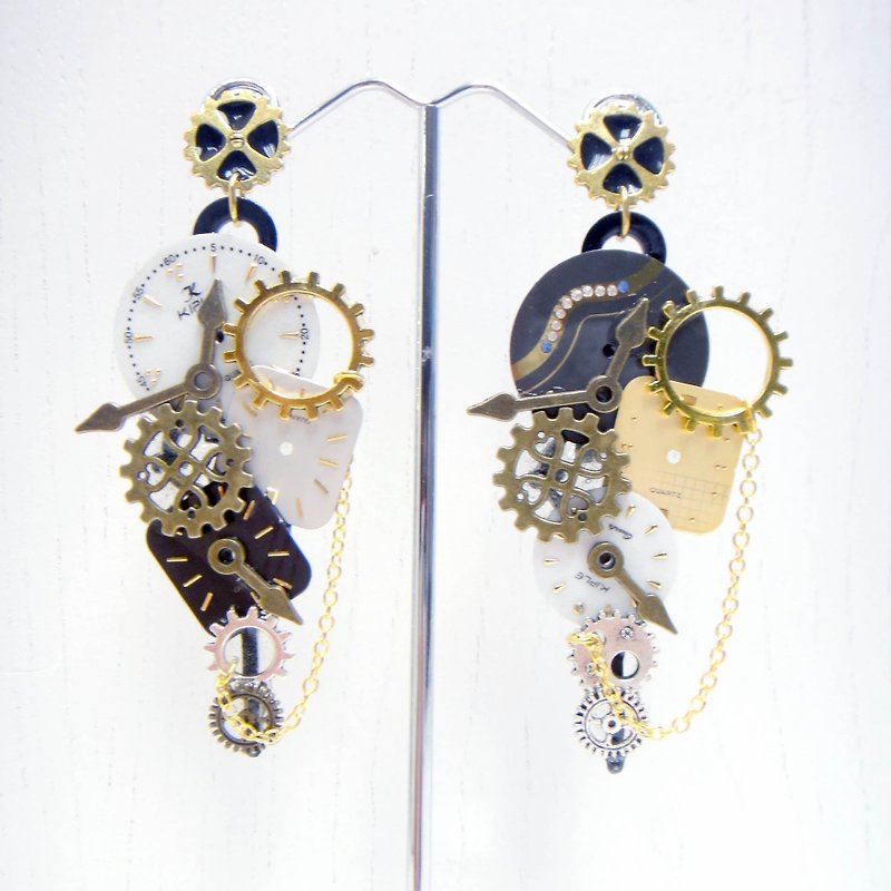 TIMBEE LO hour and minute hand gear antique surface earrings retro STEAMPUNK steam age nostalgia - ต่างหู - โลหะ สีเทา