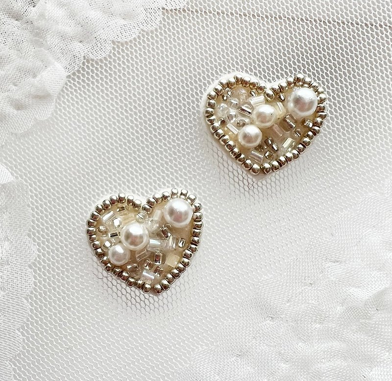 White Lover Heart Hand Embroidered Earrings - ต่างหู - ไข่มุก ขาว