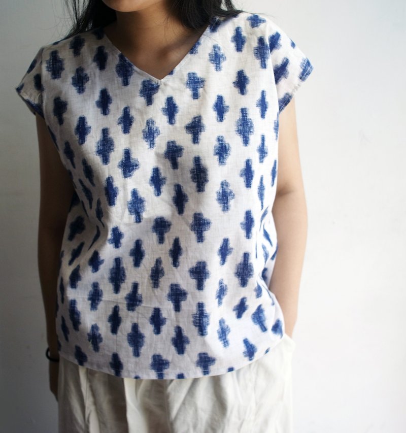 Japanese Short Board V-neck Shirt White Handmade Tailored Shirt - Women's Tops - Cotton & Hemp White