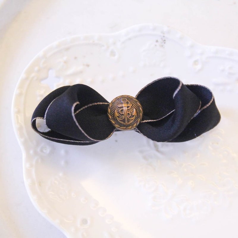 French clip with black trim and twisted bow - Hair Accessories - Polyester Black