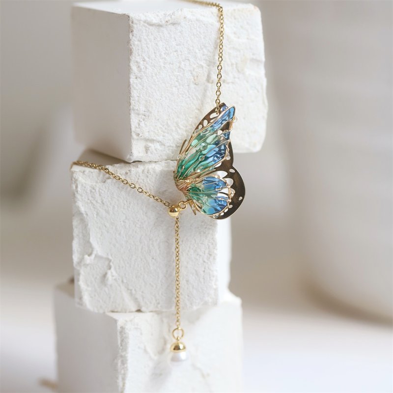 Young Studio Mu Ri Yi Wu Breaks the Cocoon into a Butterfly Epoxy Butterfly Titanium Steel Gold-plated Adjustable Shell Pearl Necklace for Women - สร้อยคอ - โลหะ 