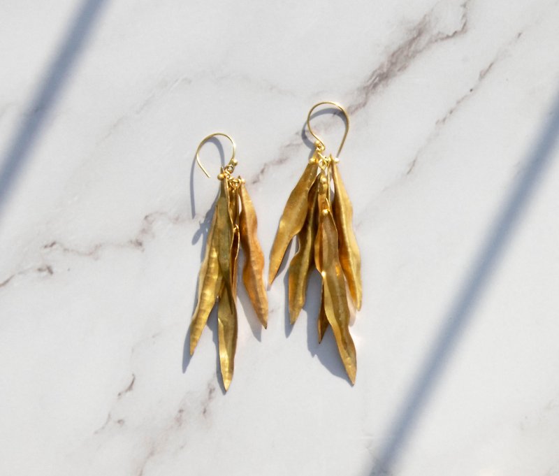 Numerous Hammered Leaves earrings - Handmade - Clip on - ต่างหู - ทองแดงทองเหลือง สีทอง