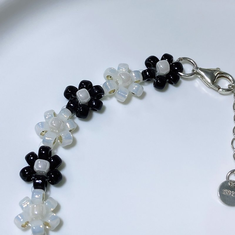 (Black White) Corner.wb- Daisy flower bracelet Daisy flower bracelet - สร้อยข้อมือ - เงินแท้ สีดำ