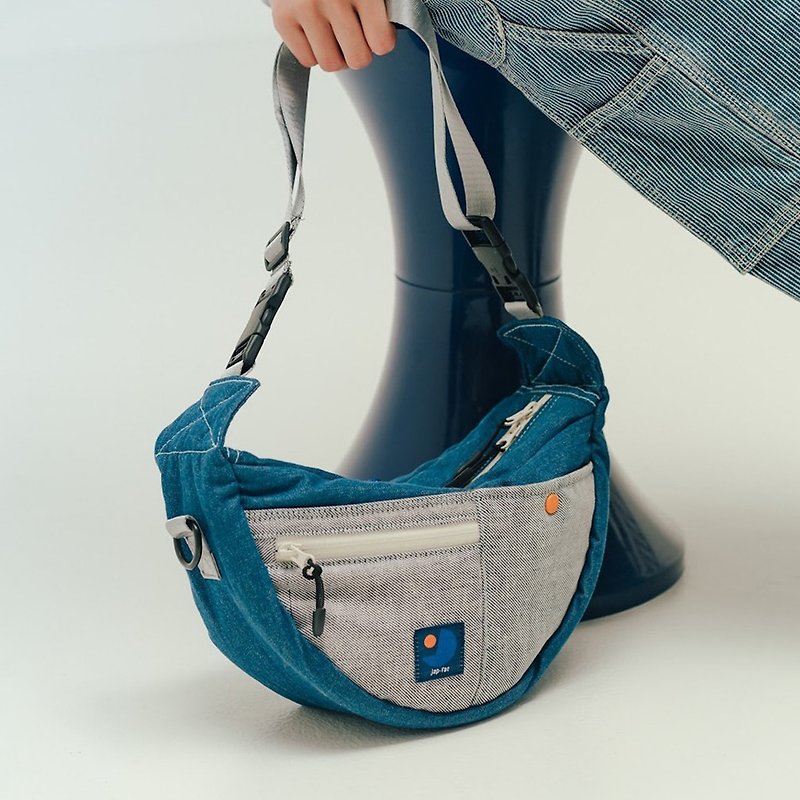 HALF MOON BAG : Denim - กระเป๋าแมสเซนเจอร์ - ผ้าฝ้าย/ผ้าลินิน สีน้ำเงิน