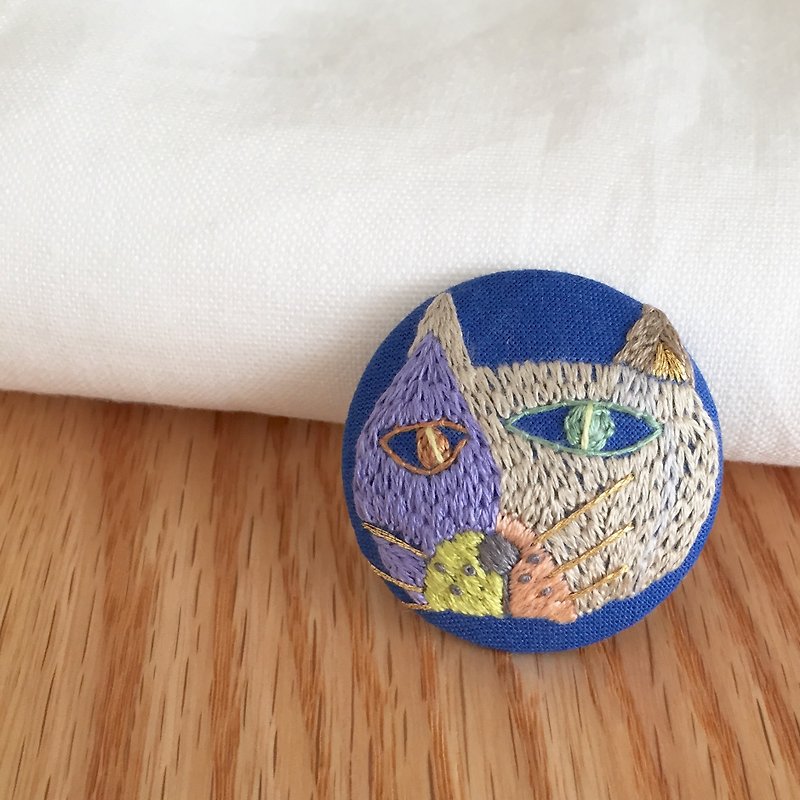 Brooch / hand embroidery / cat - Brooches - Thread Multicolor