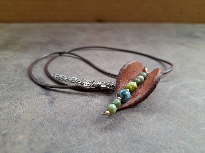 Leaf Necklace, Handmade Leather Leaf Pendant Necklace, Moss Agate/Green Jasper - 項鍊 - 寶石 綠色