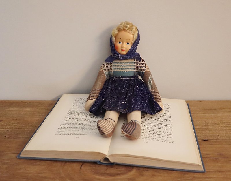【Little Fairies】波蘭古董老件歐洲復古手繪娃娃 - 藍頭巾金髮 - 公仔模型 - 棉．麻 藍色