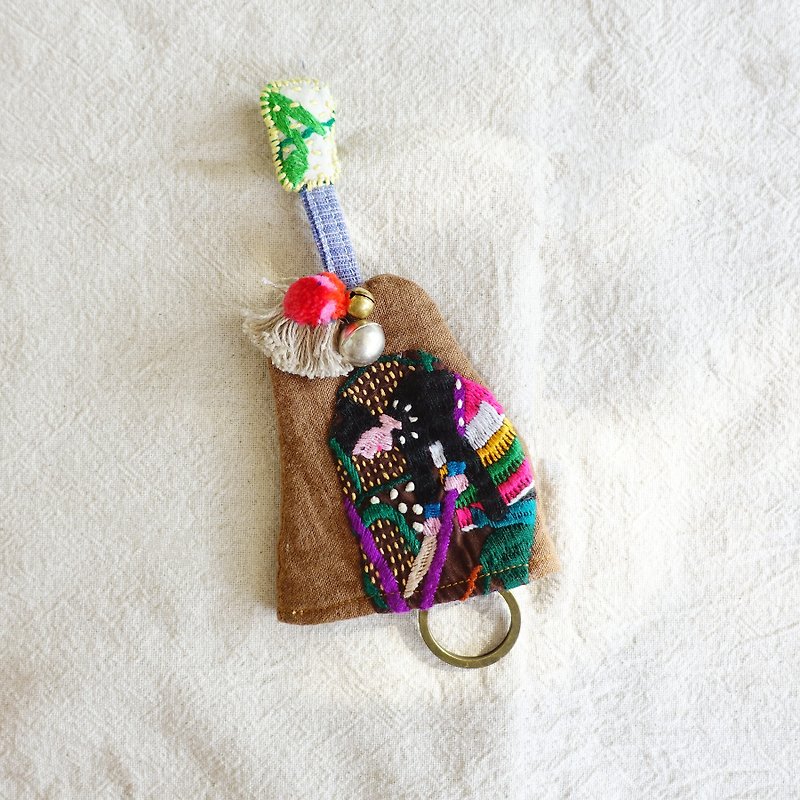 DUNIA handmade /農家樂 葫蘆型鑰匙套/ Hmong embroidered key cover - 收割 - 鑰匙圈/鎖匙扣 - 棉．麻 咖啡色