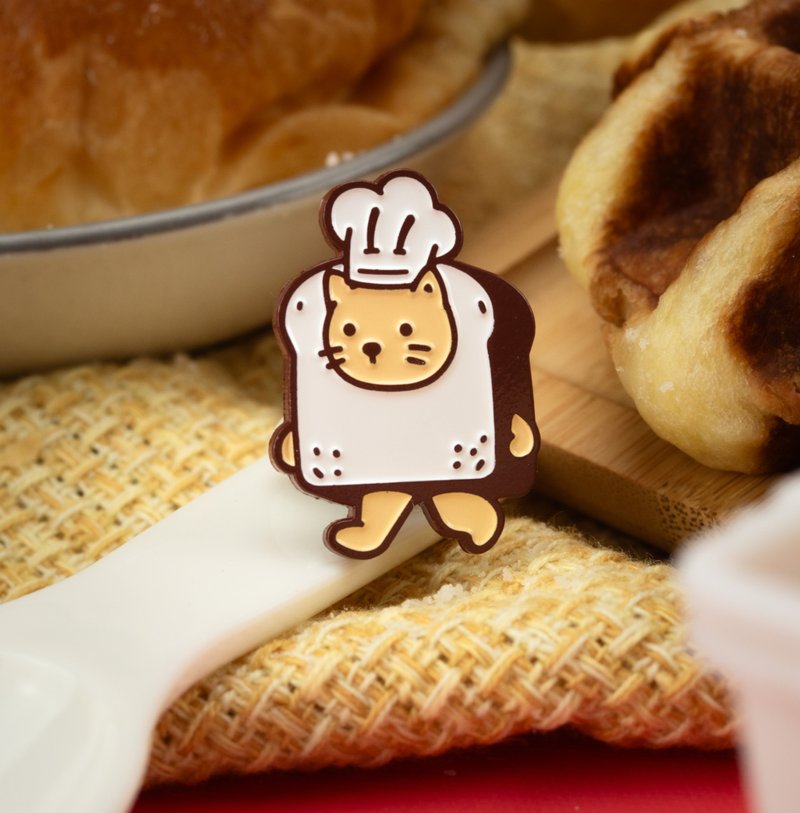 BaCatte Sando Dyed Enamel Pin — Sandwich Baker Cat | Cute Food Illustrations - 徽章/別針 - 其他金屬 咖啡色
