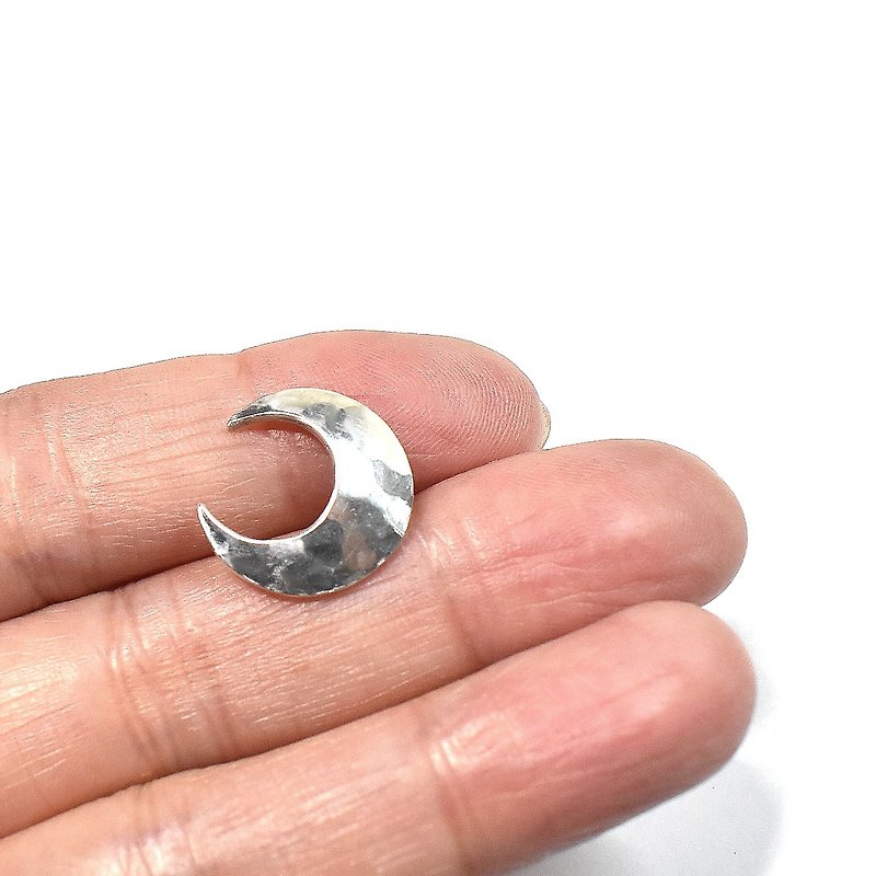 Crescent moon hammered pattern silver pin brooch - Badges & Pins - Other Metals Silver