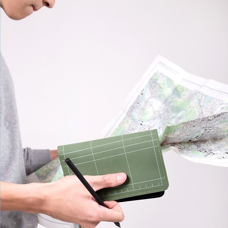 กระเป๋าใส่พาสปอร์ต HYPE PASSPORT HOLDER -FOREST GREEN #CUTTINGMAT - กระเป๋าเดินทาง/ผ้าคลุม - ยาง สีเขียว