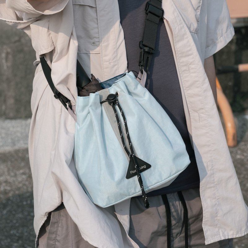 Nomadic Kangaroo Bag/Mist Blue/Original Waterproof Compartment/Water-Repellent Large Capacity Crossbody Bag 3L - กระเป๋าแมสเซนเจอร์ - เส้นใยสังเคราะห์ สีน้ำเงิน