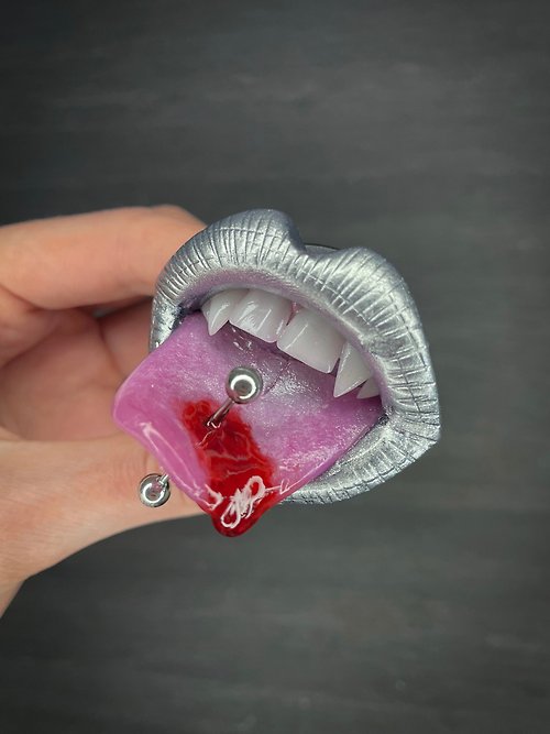 Polymer Diary Phone grip. Silver lips with a piercing.