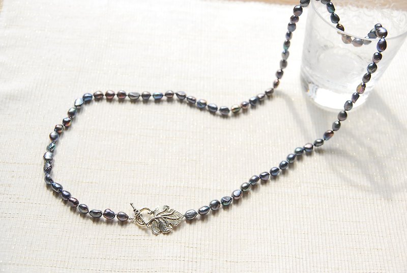 Navy blue pearl long necklace grape leaf mantel - Necklaces - Pearl Blue