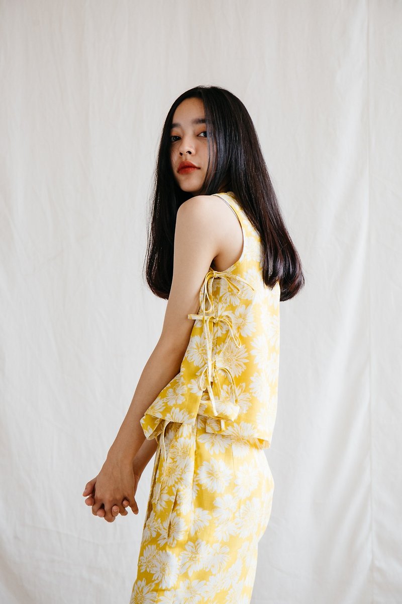 Tie Side Camisole Top in Yellow Blossom (Limited) - เสื้อกั๊กผู้หญิง - ผ้าฝ้าย/ผ้าลินิน สีเหลือง