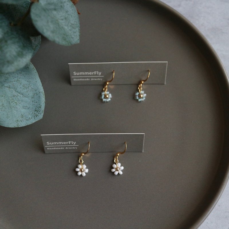 Japanese elegant and elegant | Small earrings 925 Silver braided beads with small flowers for daily commuting office workers - ต่างหู - เครื่องประดับ ขาว