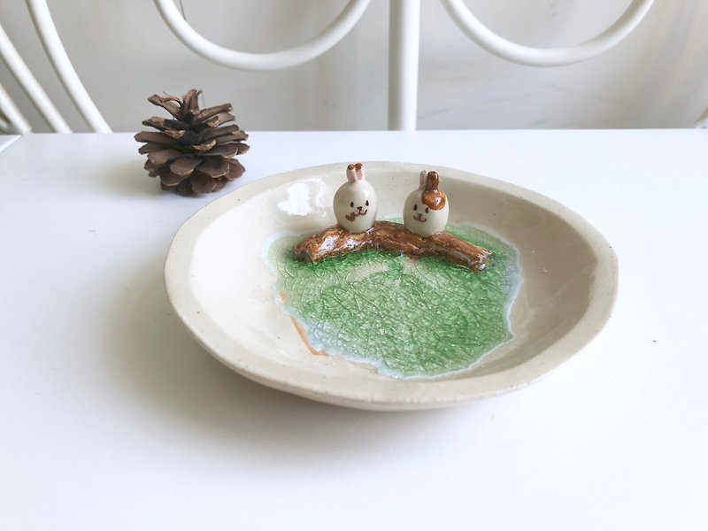 Bunny couple- Handmake Ceramic and glass Jewellery plate - จานเล็ก - ดินเผา สีเขียว