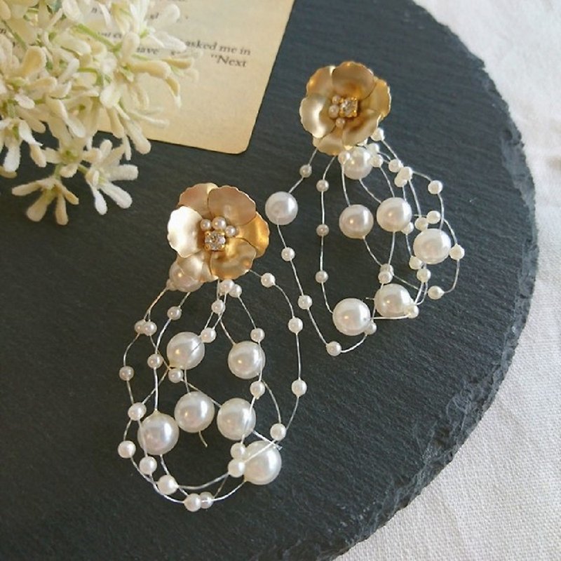 Flower & Shower Pearl Clip-On, Earrings - ต่างหู - โลหะ สีทอง