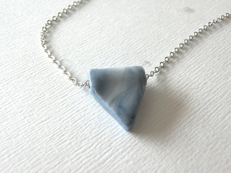 White and Blue Triangle Ceramic Necklace - สร้อยคอ - เครื่องลายคราม สีน้ำเงิน