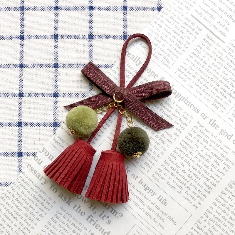 Suede fringed hair ball ornaments / wine red - ที่ห้อยกุญแจ - วัสดุอื่นๆ สีแดง