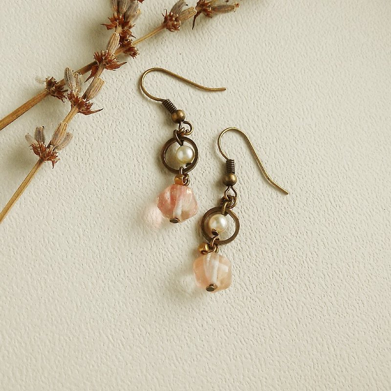 Elegant cut natural stone earrings can be changed to the oriental style strawberry powder - ต่างหู - คริสตัล สีแดง
