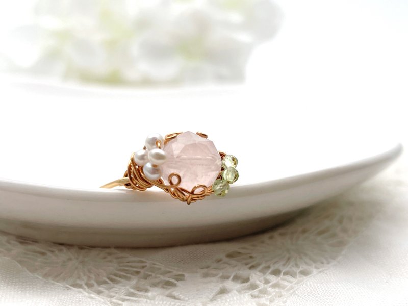 Maries garden - Rose quartz, peridot and freshwater pearl wire ring - General Rings - Gemstone Pink