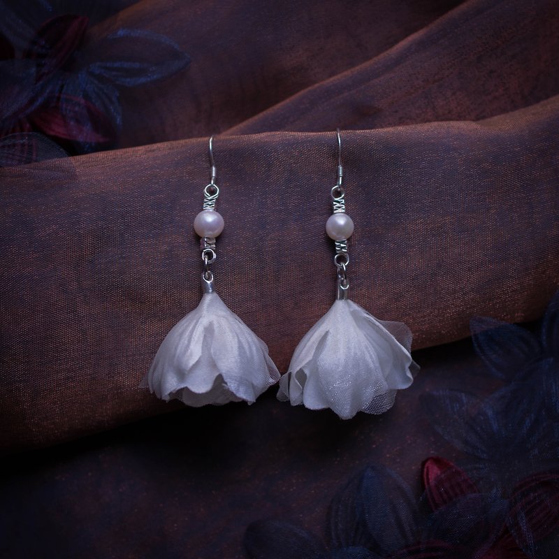 Limnatides 氣質閃色緞淡水珍珠紗花垂墜耳環 - 耳環/耳夾 - 其他材質 白色