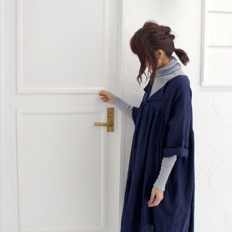 【armoire*】薄リネン100％オープンカラーＴラインワンピース＊ネイビー - 連身裙 - 棉．麻 藍色