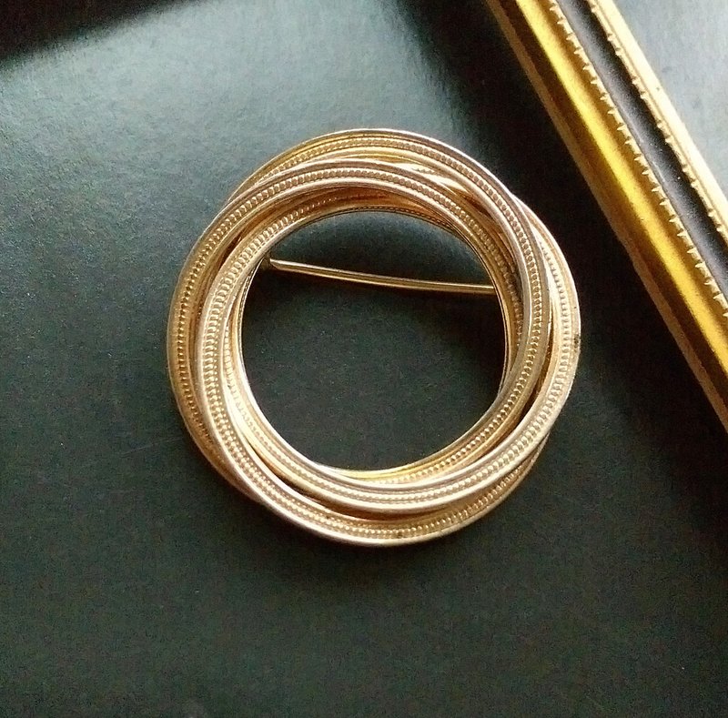 【美國西洋古董飾品】金色調 個性環圈  別針  胸針 - 徽章/別針 - 其他材質 金色