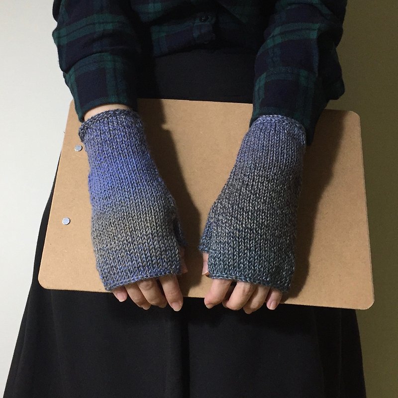Xiao fabric - hand-knit wool gradient mitts - Lan - Gloves & Mittens - Wool Blue