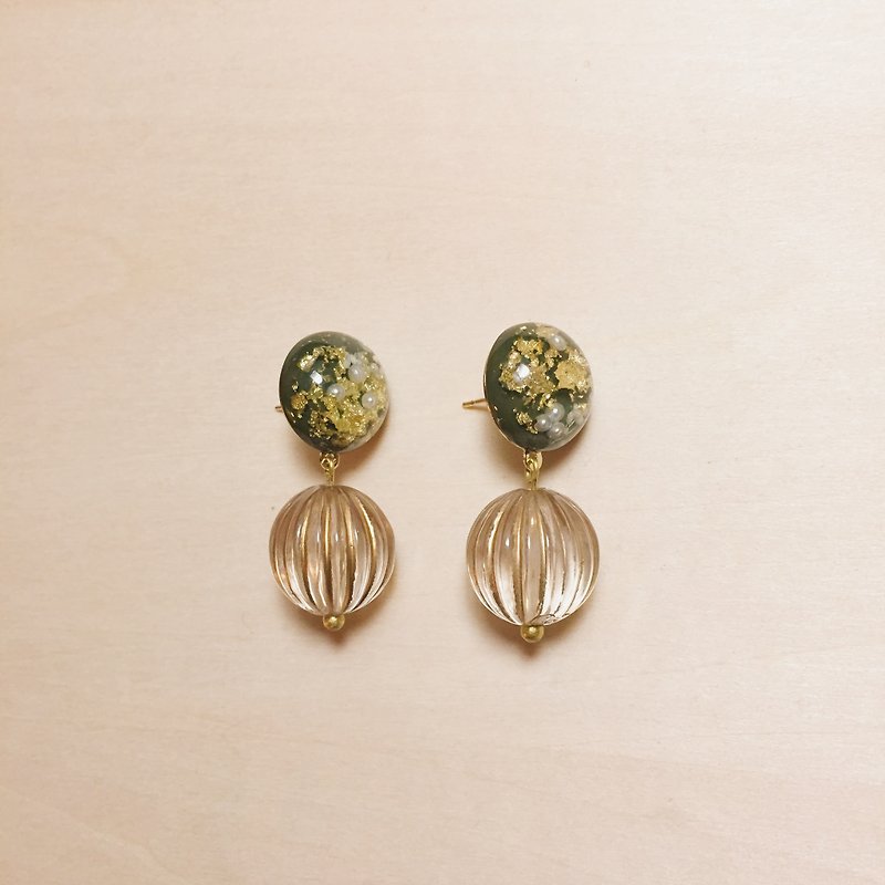 復古軍綠金箔珍珠丸子南瓜耳環 - 耳環/耳夾 - 樹脂 綠色