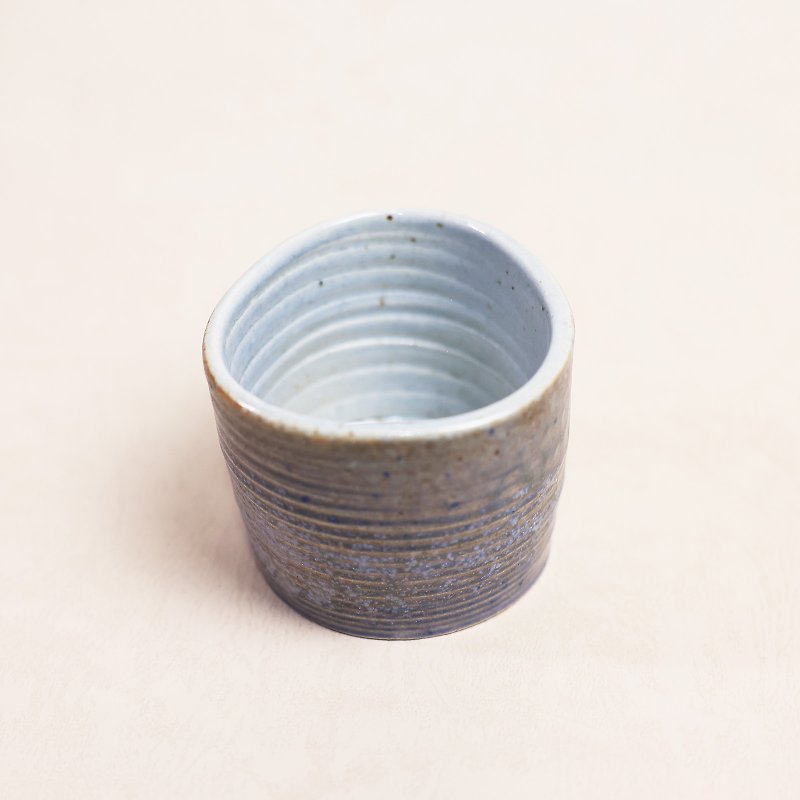 Mingya kiln l firewood ash glaze two-color triangular cup water cup tea cup pottery handmade pottery cup - ถ้วย - ดินเผา สีม่วง