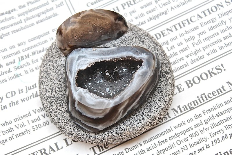 SHIZAI - Miniature Agate Crystal Cornucopia with Base - Items for Display - Gemstone Black
