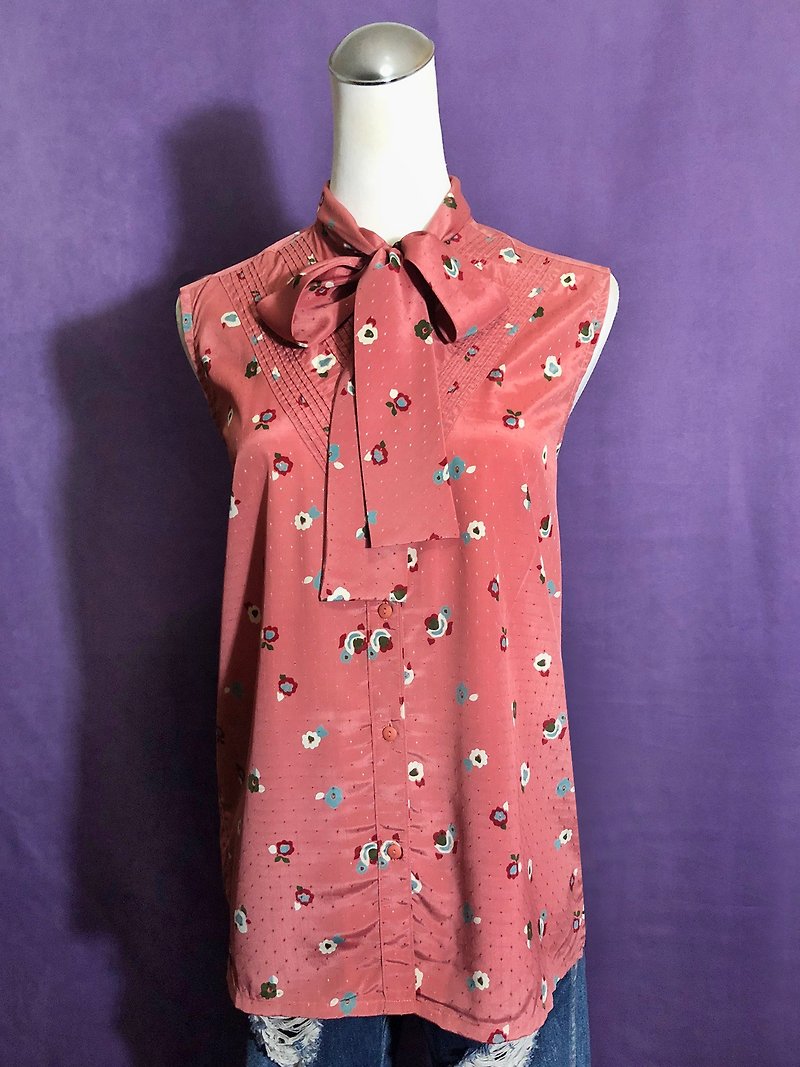Flower bow tie textured sleeveless vintage shirt / brought back to VINTAGE abroad - เสื้อเชิ้ตผู้หญิง - เส้นใยสังเคราะห์ หลากหลายสี